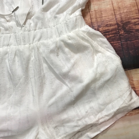 LAST 1 << White Off The Shoulder Lace Up Romper >> - Picture 5 of 7